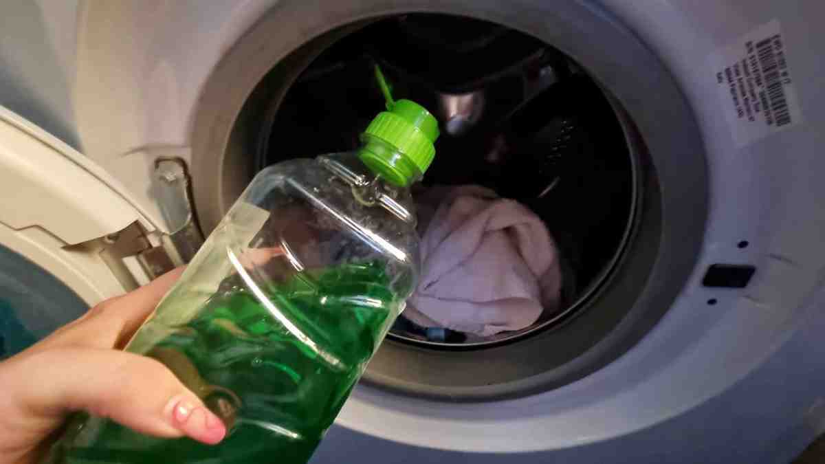 Detersivo per piatti versato nella lavatrice: ecco cosa succede ai tuoi vestiti se lo fai