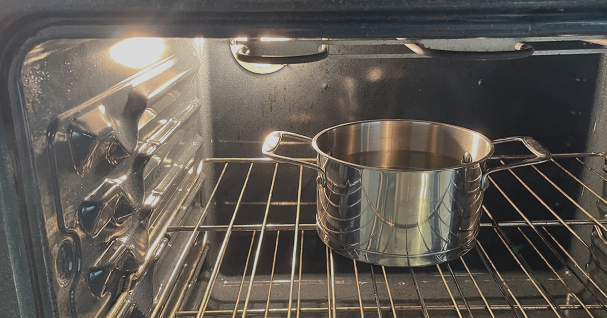 Come pulire e disincrostare il forno con il metodo pentola