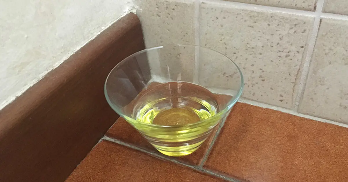 Usa acqua, aceto e sale grosso per eliminare le cattive energie dalla casa